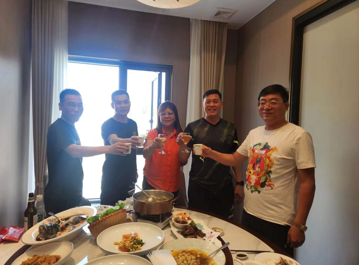 Jiangyin Huada werkt samen met Filippijnse klanten om het PE-spiraalproject voor landbouwbedrijven te bespreken